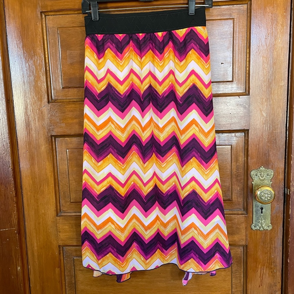 Super cute Lola chiffon skirt in a vibrant chevron print, perfect for spring!